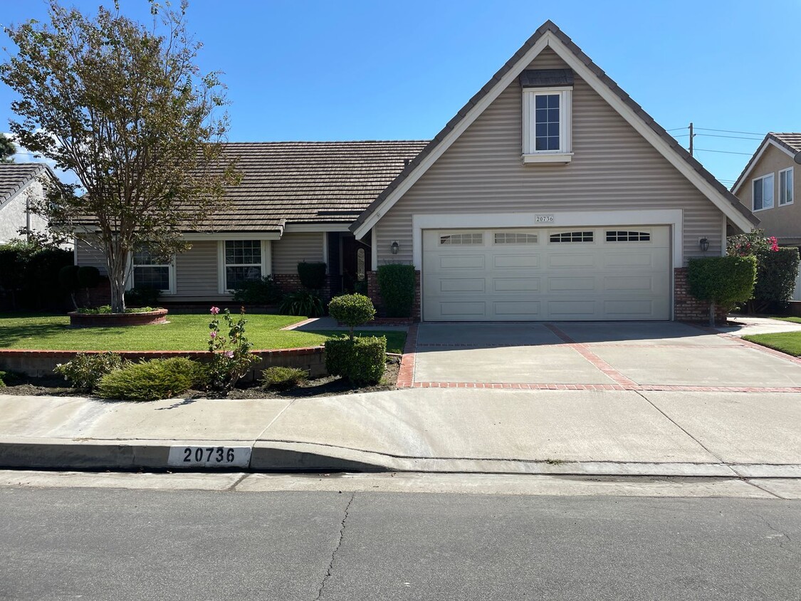 Primary Photo - Gorgeous 4 Bedroom 2 Bathroom Home with Lo...