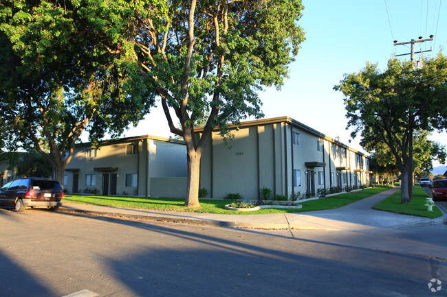 Foto del edificio - The Village Townhomes