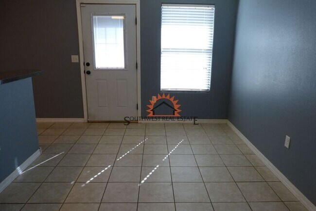 Foto del edificio - Spacious- 2 bedroom 2.5 bath 1 car garage apartment
