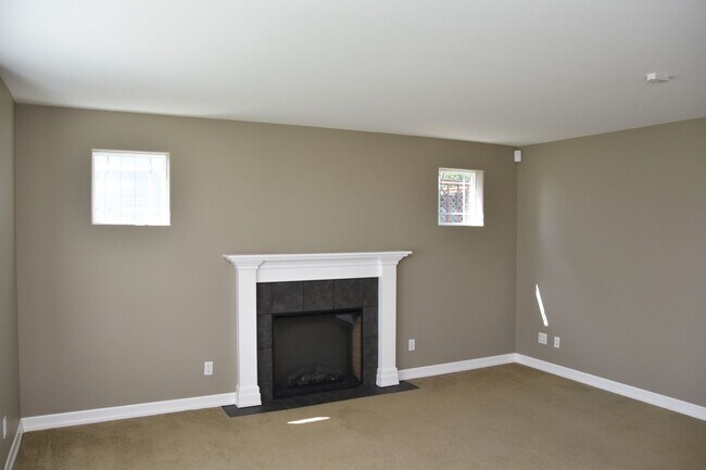Building Photo - Spacious North Tacoma 3 Bedroom 2.5 Bath C...