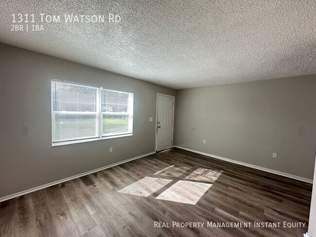 Foto del edificio - 1311 Tom Watson Rd