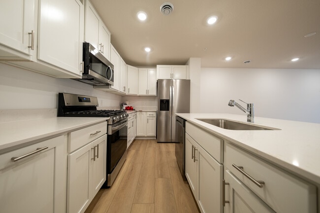 Foto del edificio - 21715 Denton Ave