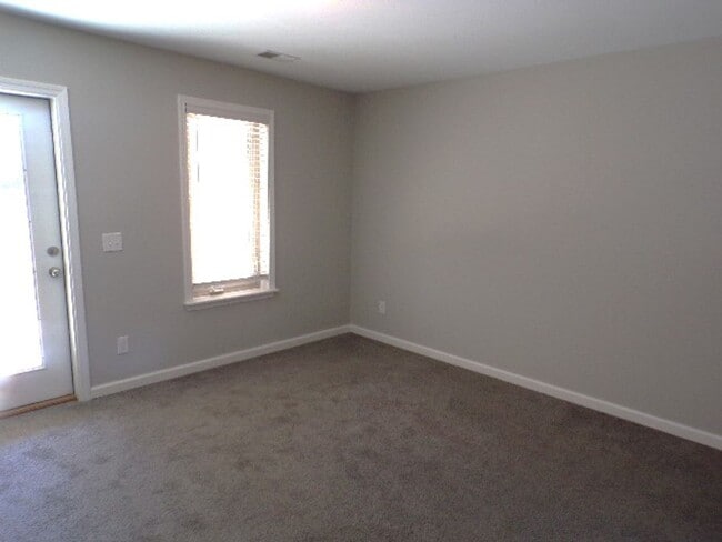 Building Photo - 4 Bedroom Townhome Located In Allenwood