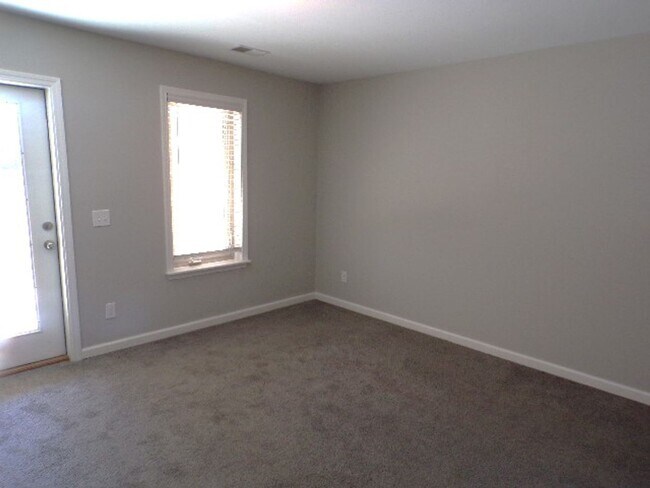 Foto del edificio - 4 Bedroom Townhome Located In Allenwood