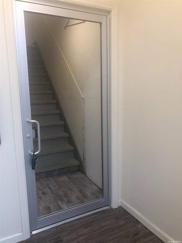 162 2nd St Unit 1, Mineola, NY 11501 Room for Rent in Mineola, NY