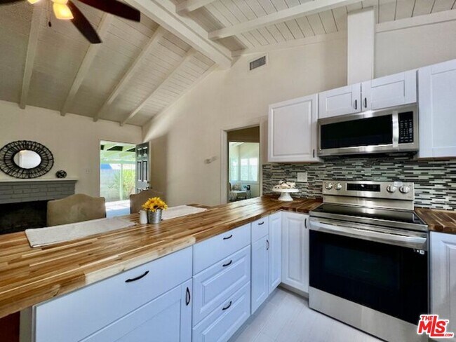 Building Photo - 10749 Aqua Vista St