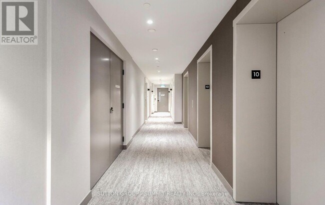 Photo du bâtiment - 8010 Derry Rd W