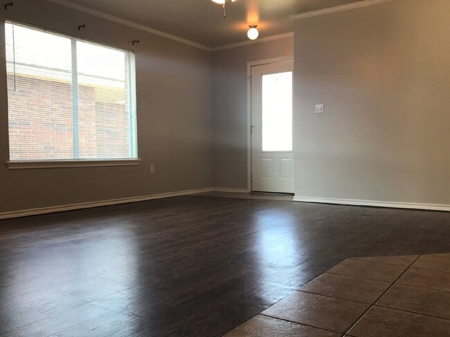 Building Photo - Pre-Leasing: 3 Bed / 3 Bath / 2-Car Garage Duplex