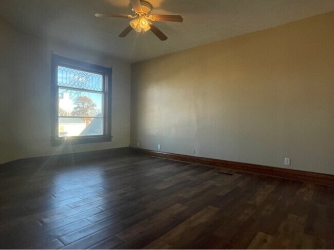 Building Photo - 705 6th Ave