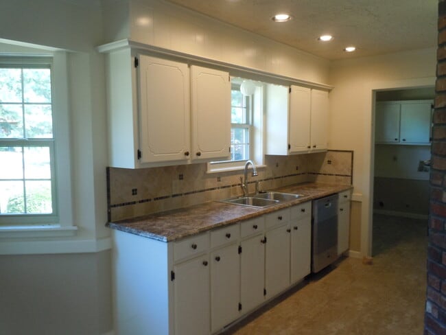 Foto del edificio - 7701 Briarwood Ave