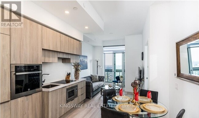 Building Photo - 39 Roehampton Ave