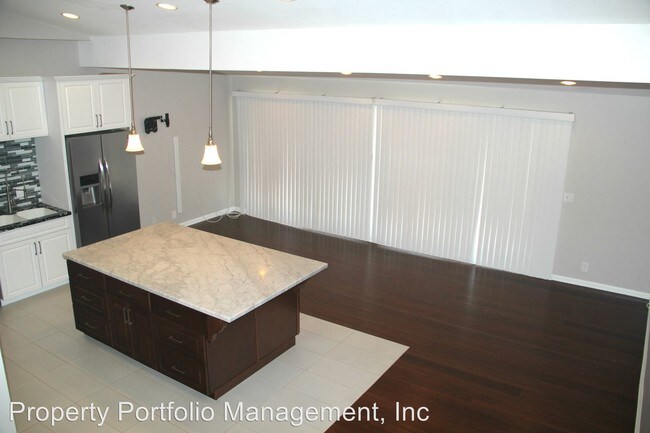 Building Photo - 2309 Eastbluff Dr