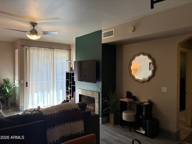 Building Photo - 1411 E Orangewood Ave