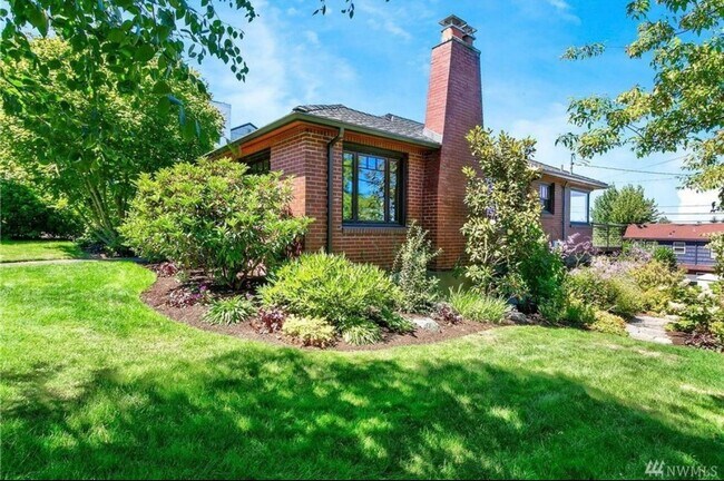 Foto del edificio - Incredible Brick Bungalow - Rare Opportunity