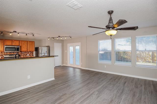Foto del edificio - 4612 Palm Ridge Dr