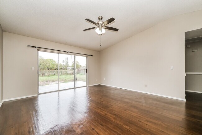 Building Photo - 4906 Hi Vista Cir