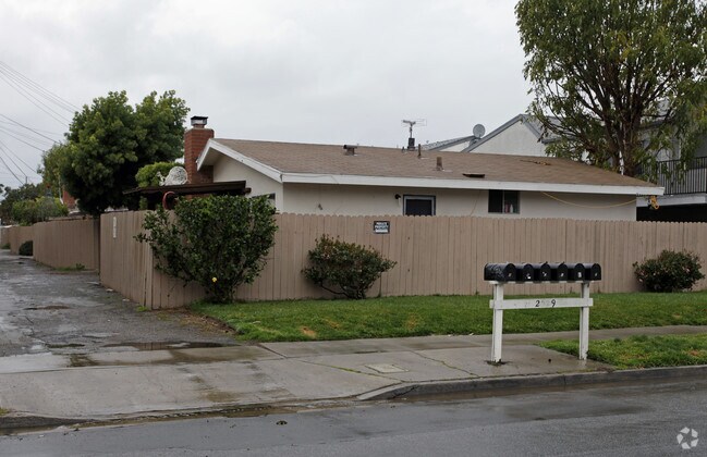 Building Photo - 2029 Pomona Ave