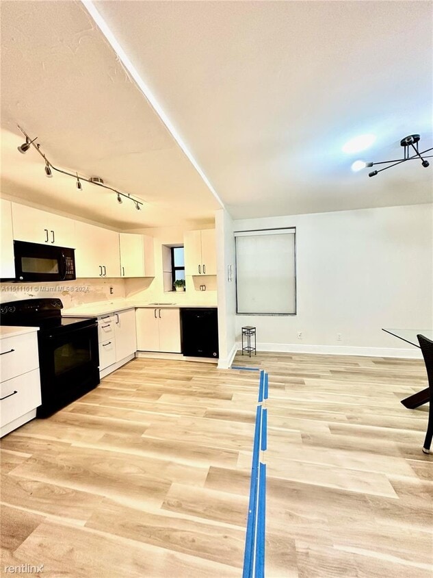Primary Photo - 3 br, 2 bath House - 20401 NE 30th Ave # 2...