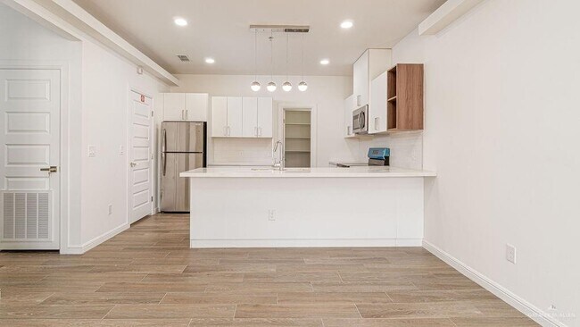 Building Photo - 15 E Yuma Ave