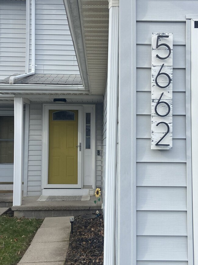 Foto del edificio - 5662 Running Brook Rd