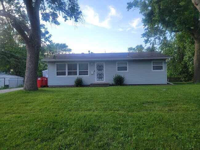 Building Photo - 1222 Thomas Dr