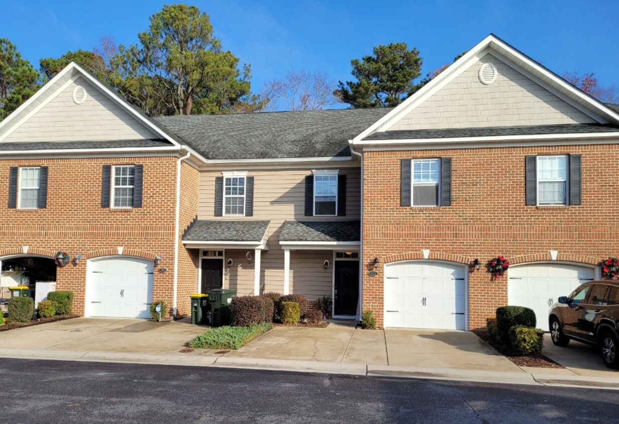 Foto principal - Gorgeous Townhome-Style Condo in Virginia ...