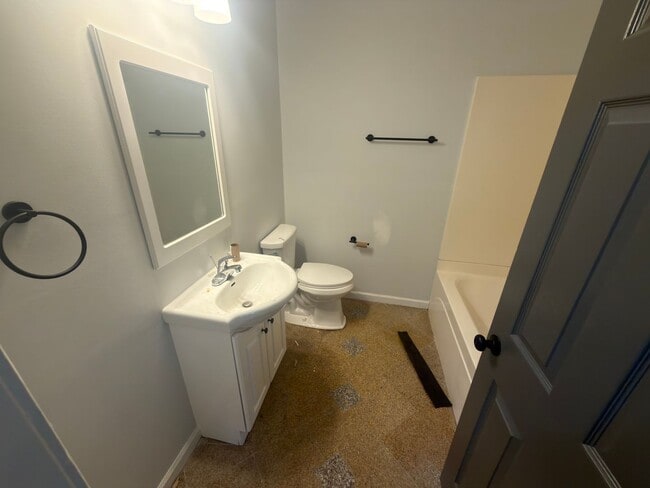 Building Photo - Spacious 4bd 2b home!