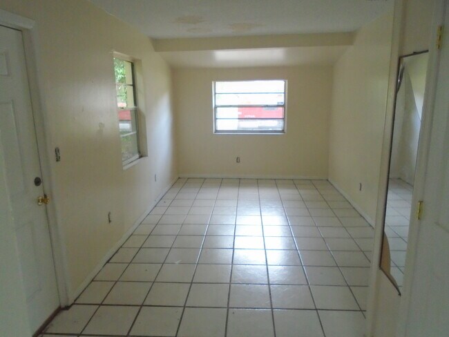 Building Photo - 37422 Warren Ave