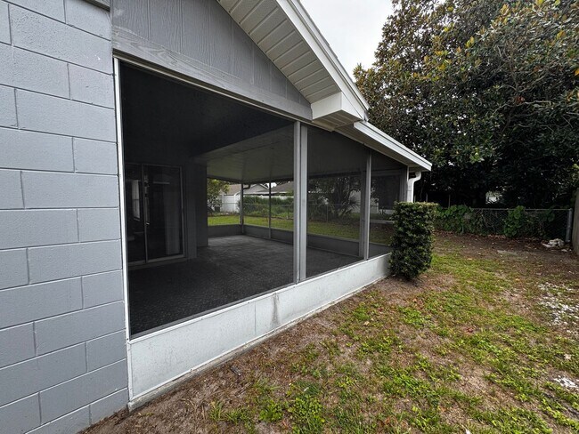 Building Photo - Updated & Spacious Home
