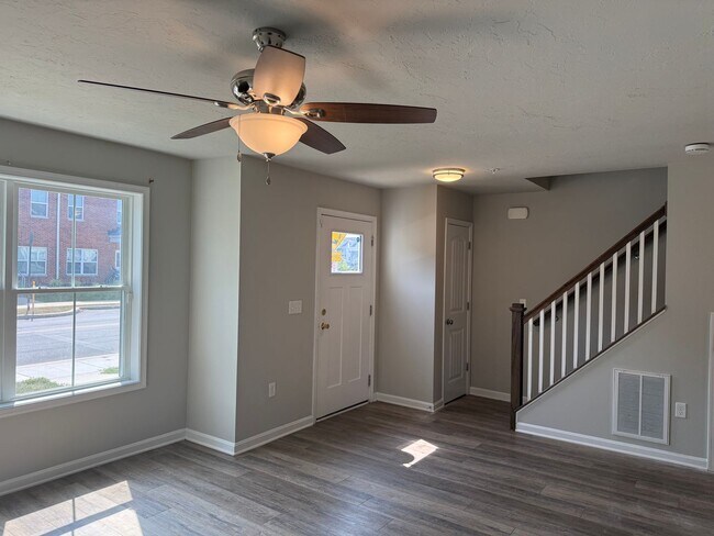 Foto del edificio - Beautiful 3 bedroom, 2.5 bath townhouse av...