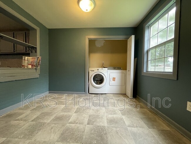 Building Photo - 706 Burgess Ave
