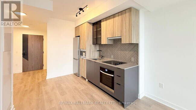 Building Photo - 1037 The Queensway