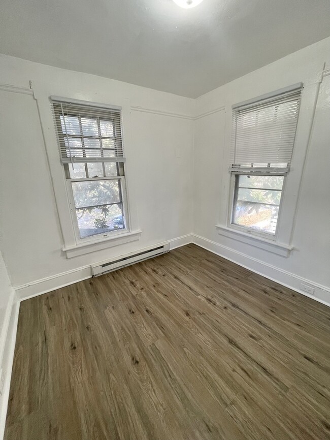 Building Photo - 2 BEDROOM APT 1 BATH - DUPLEX IN CHESAPEAK...