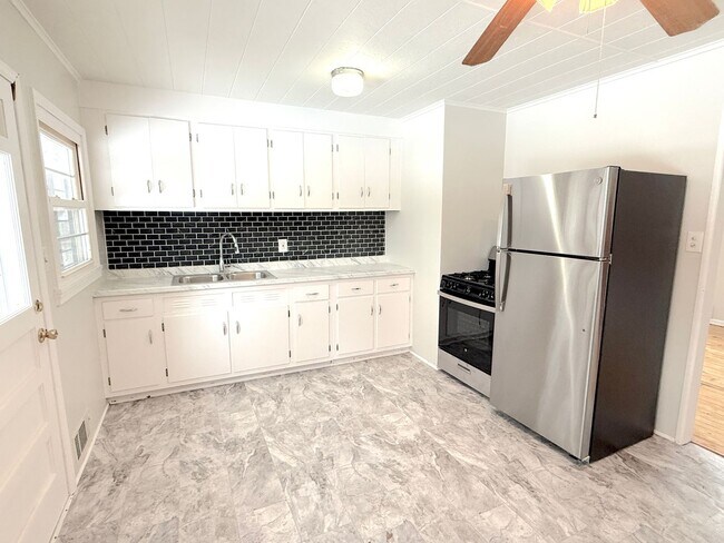 Building Photo - Cute Two Bedroom Home