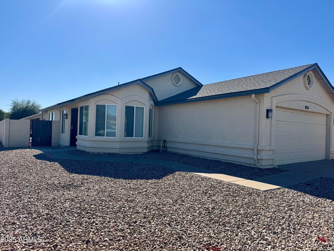 Foto principal - 8835 W Michelle Dr