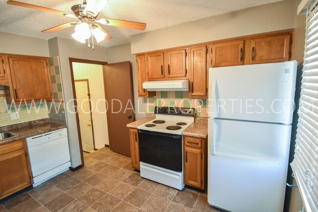 Building Photo - 2 Bedroom One Bath Duplex with garage