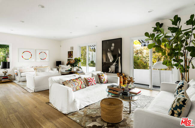 Foto del edificio - 6491 Rodgerton Dr