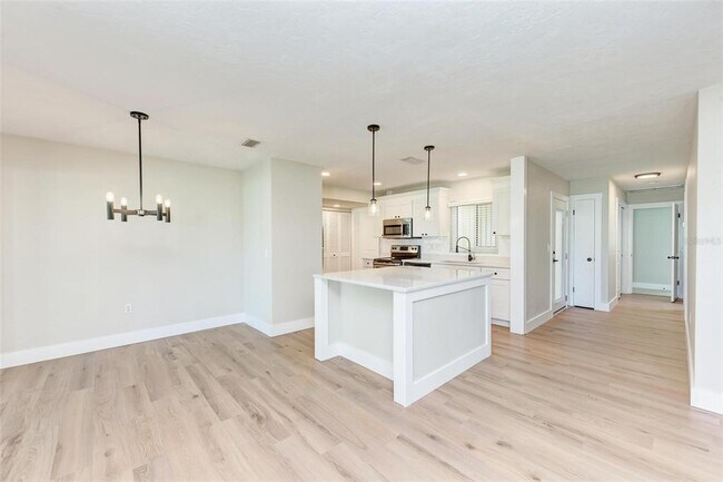 Building Photo - 3430 Village Green Dr