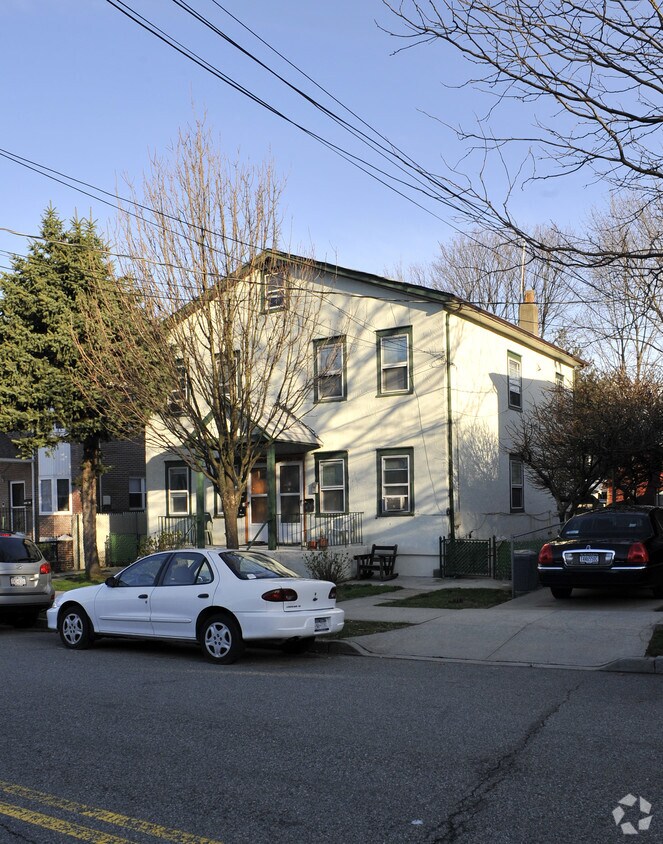 Foto del edificio - 211-17-211-19 46th Ave