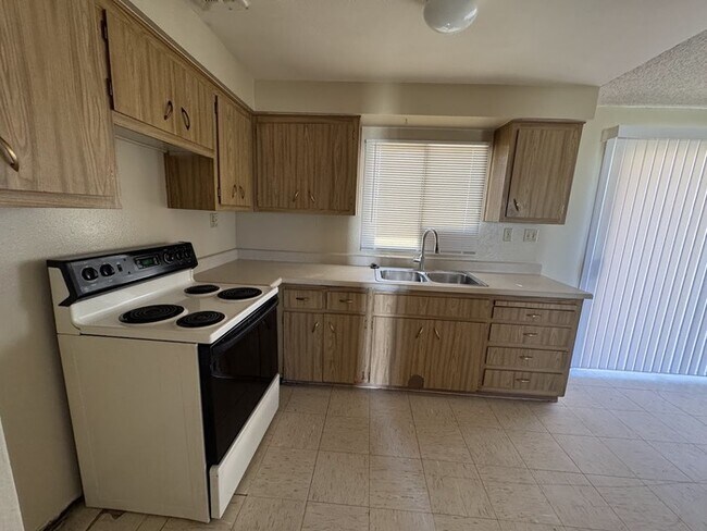 Foto del edificio - Holiday Gardens Townhome