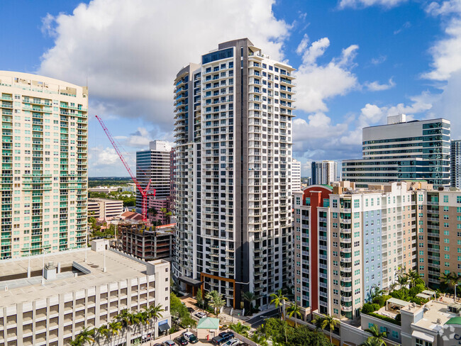 Building Photo - The Registry Las Olas