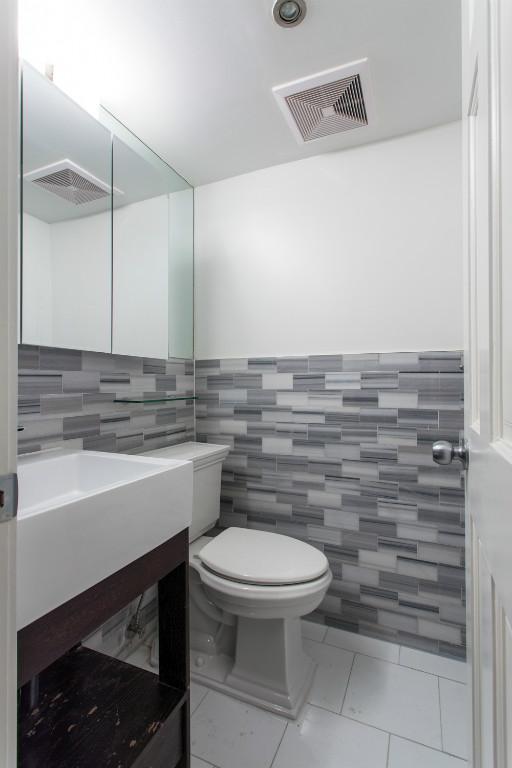 Foto del edificio - 279 E 10th St