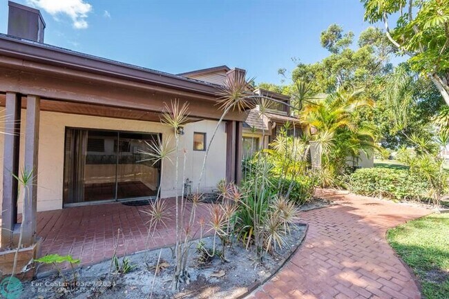 Building Photo - 4673 Fountains Dr S