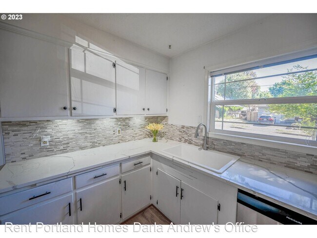 Building Photo - 3 br, 2.5 bath House - 4223 SE Bybee Blvd