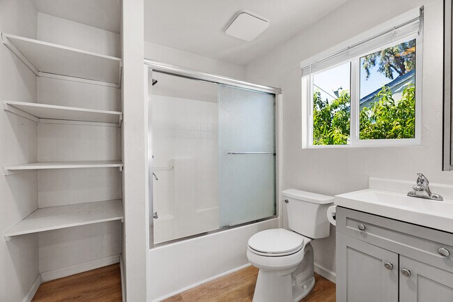 Building Photo - 4067 Vineyard Ave