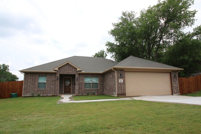 Foto del edificio - COMING SOON! 3BD/2BA Home in Benbrook | Vaulted Ceilings | Gourmet Kitchen | 2-Car Garage | Lands...