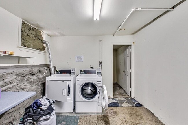 Building Photo - Charming 5 Bedroom Condo