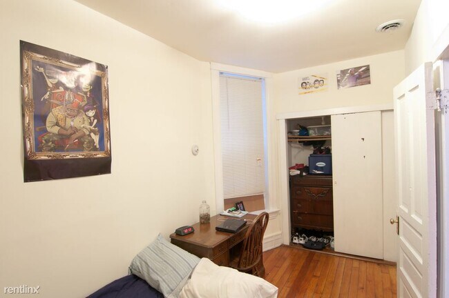 Building Photo - 1039 N Damen Ave