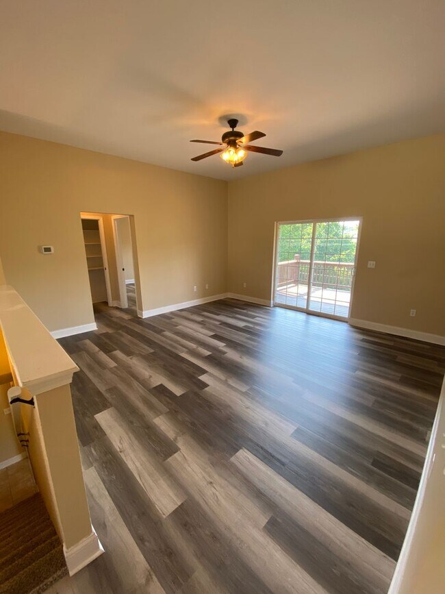 Foto del edificio - Luxurious 5 Bedroom Home in Woodridge Estates