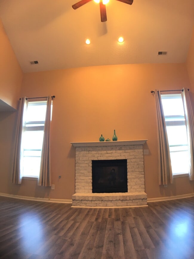 Building Photo - 2396 Meadow Bend Dr